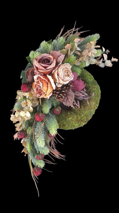 Stroik kompozycja wiązanka na wianku z mchu na grób cmentarz pomnik