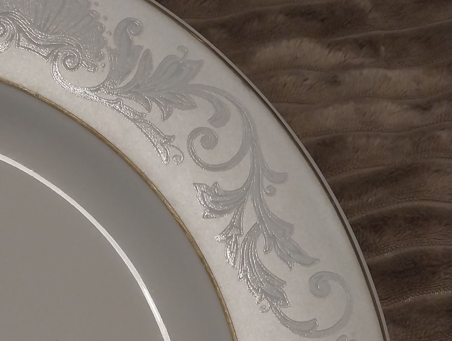 Большое блюдо, тарелка, большая для подачи тортов и пирогов.