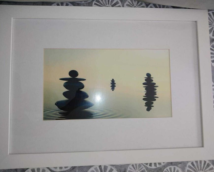 3 quadros com moldura branca