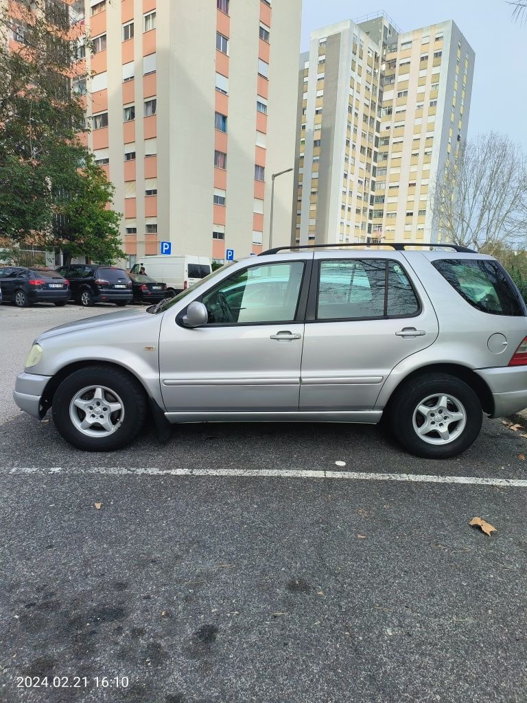 Vende-se MERCEDES -BENZ ML 270 CDi-01 Apenas 258313 Kms Nacional