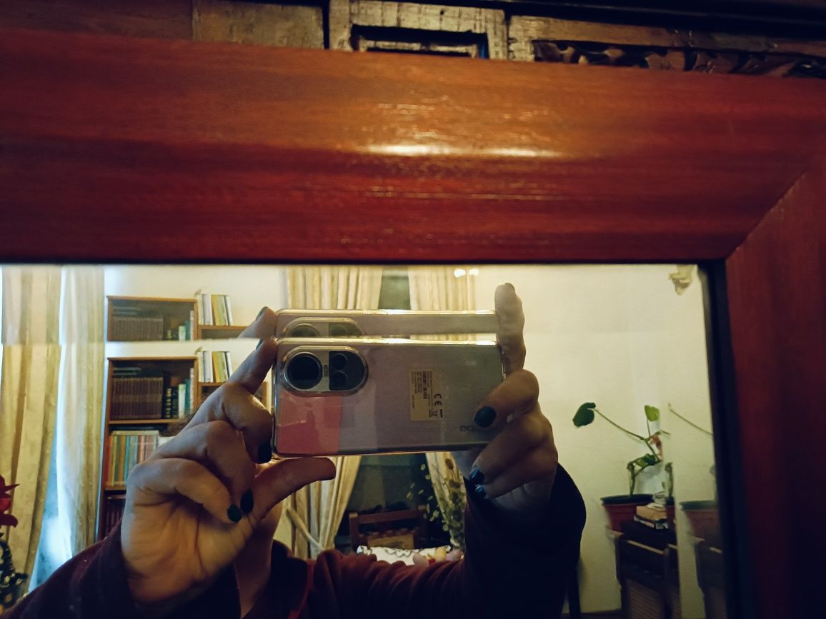 Espelho com moldura em madeira