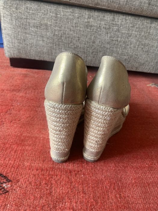 Sandalias de pele em cunha. Douradas