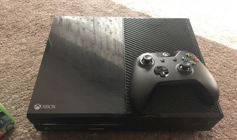 Xbox One com comando e 4 jogos