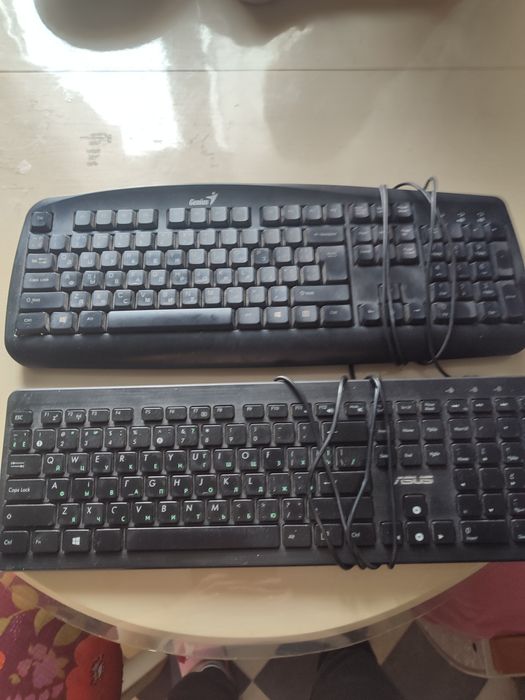 Продам дві різні клавіатури гарний стан