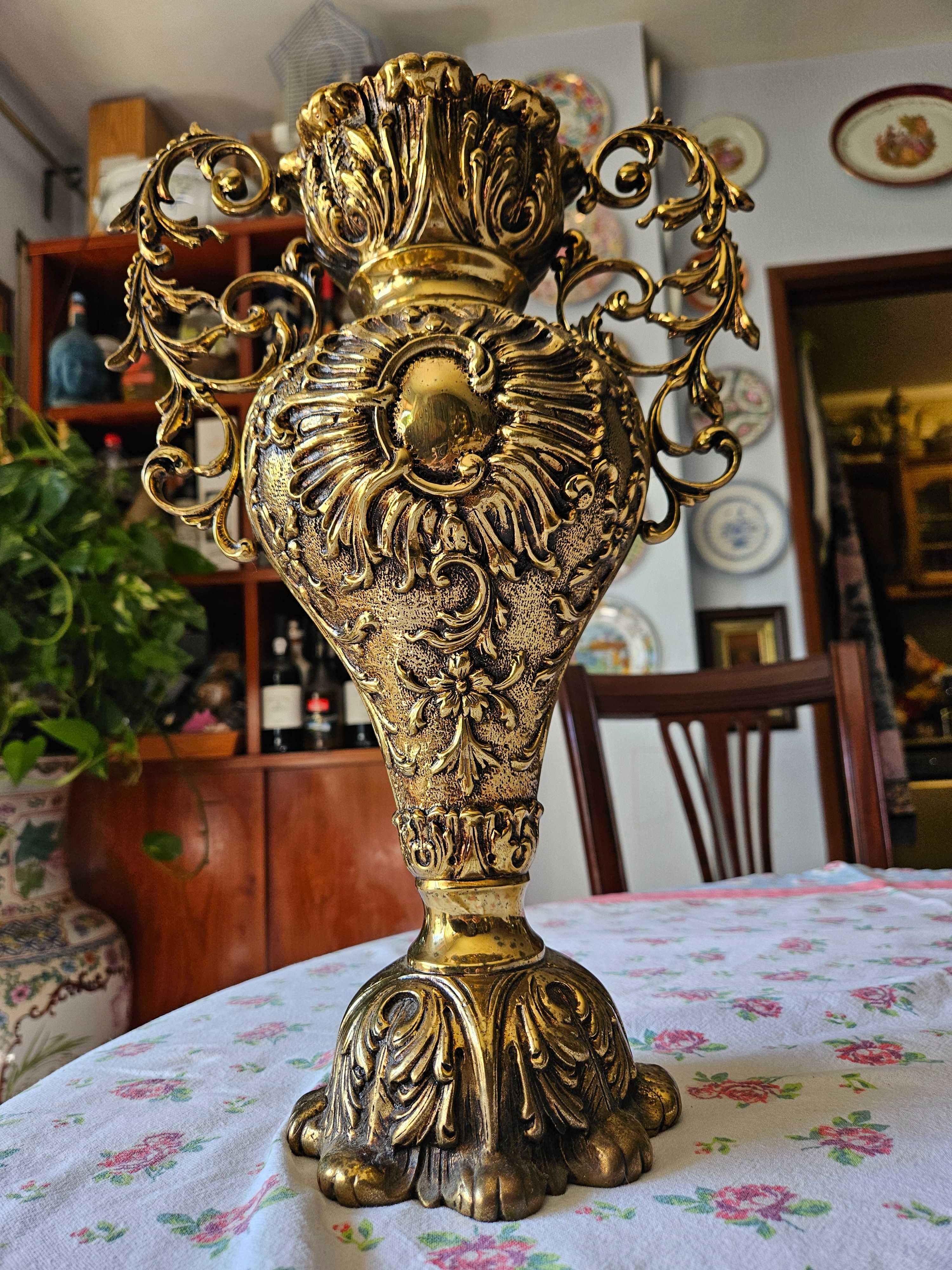 Taça antiga em latão