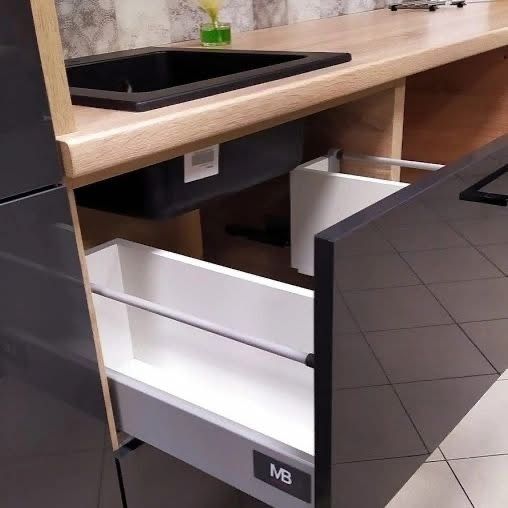 Кухня нова з вітрини