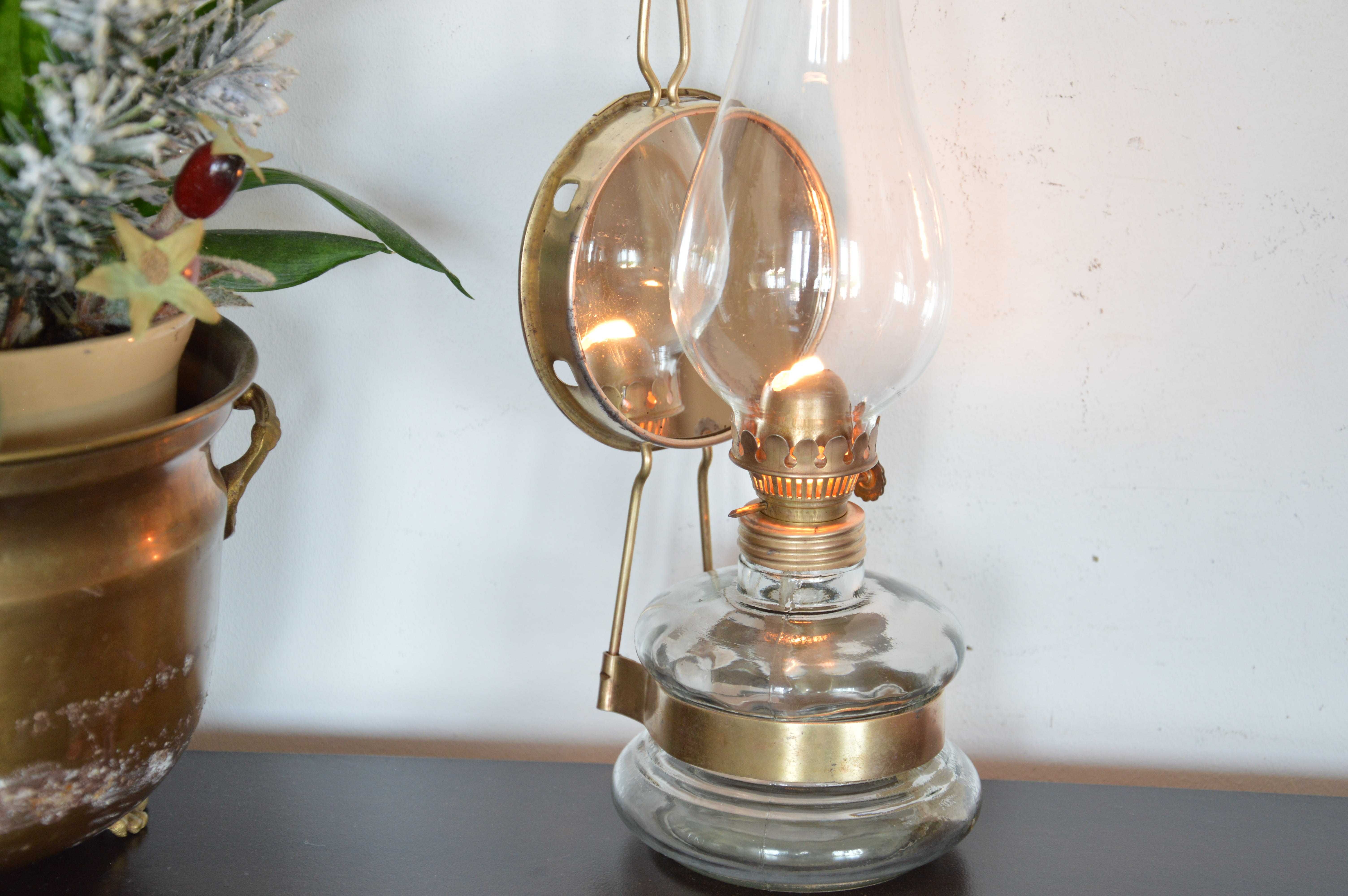 lampa naftowa wisząca lub stojąca z lusterkiem