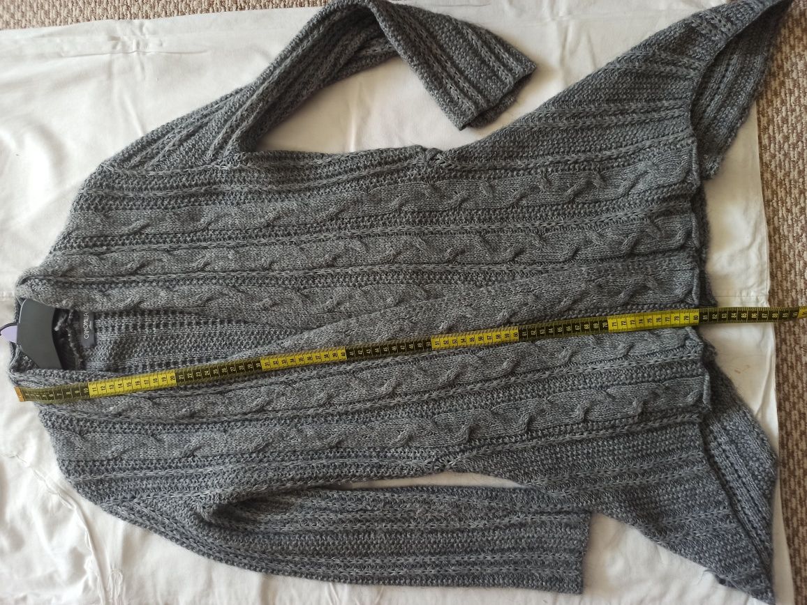 sweter wykonany z włoskiej przędzy.