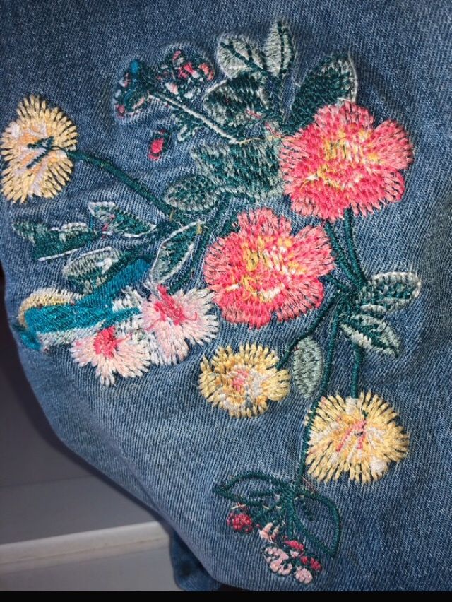 Jeansowa ogrodniczka z haftem
