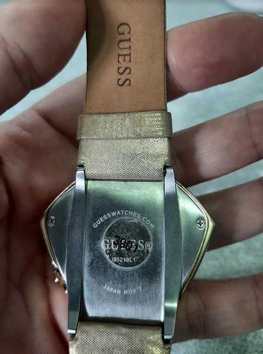 Relógio GUESS dourado