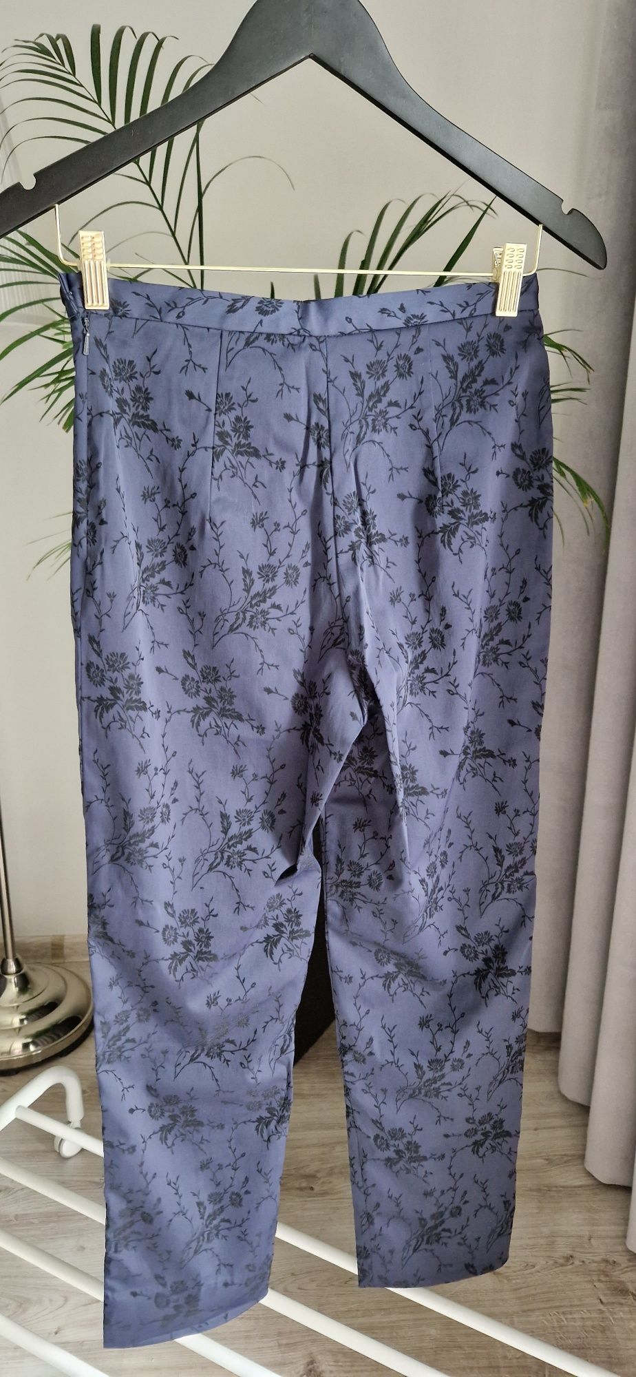 Granatowe eleganckie spodnie damskie z kwiatami Woman Collection
