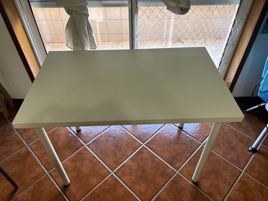 Mesa branca, em bom estado