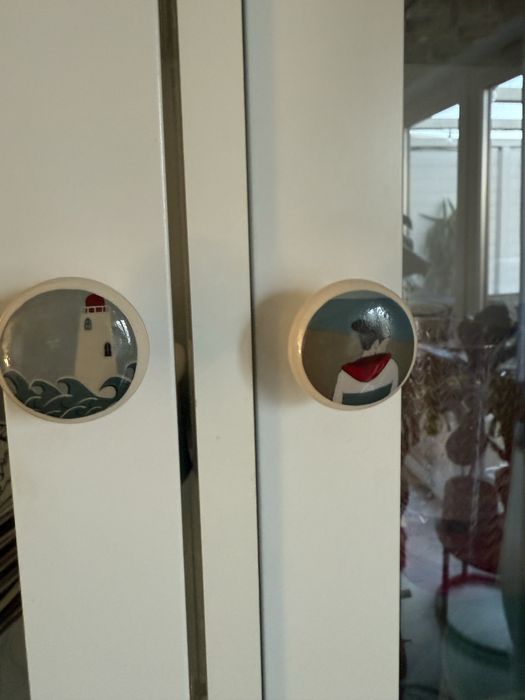 Kredens z ozdobnymi uchwytami