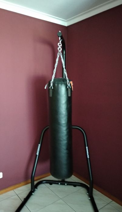 Saco de boxe e suporte