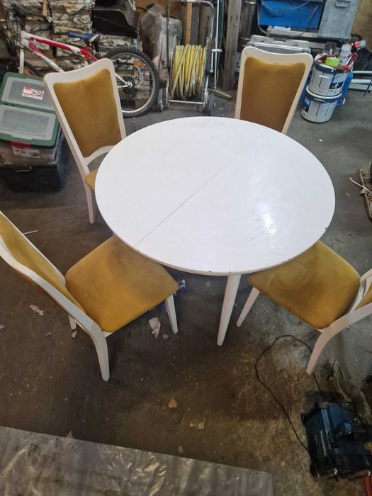 Stół z 4 krzesłami (tapicerowane)