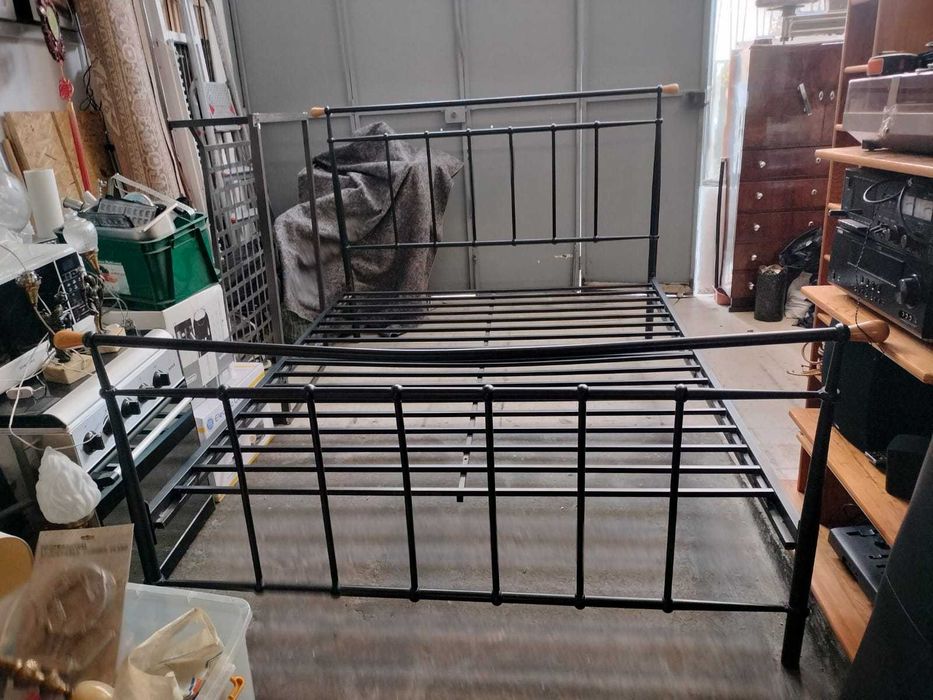 Cama casal em metal preta – 210 × 155 cm (não tem colchão)