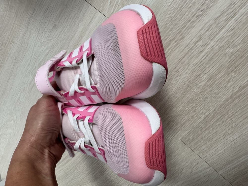 Adidas 35.  Для девочки кроссовки