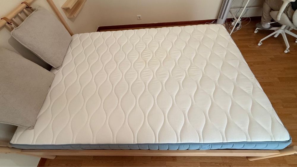 Cama casal com colchão IKEA