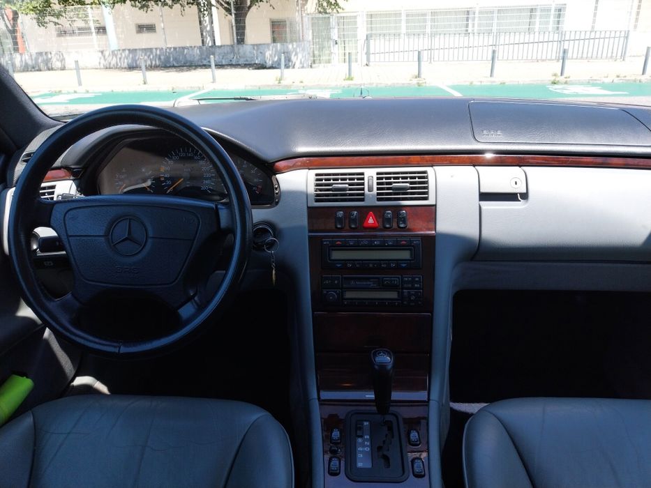 Mercedes Benz E320