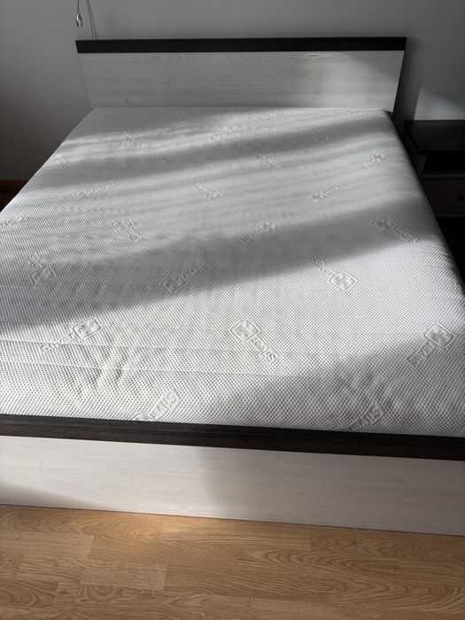 Lozko160x200 z materacem oraz stolikiem nocnym