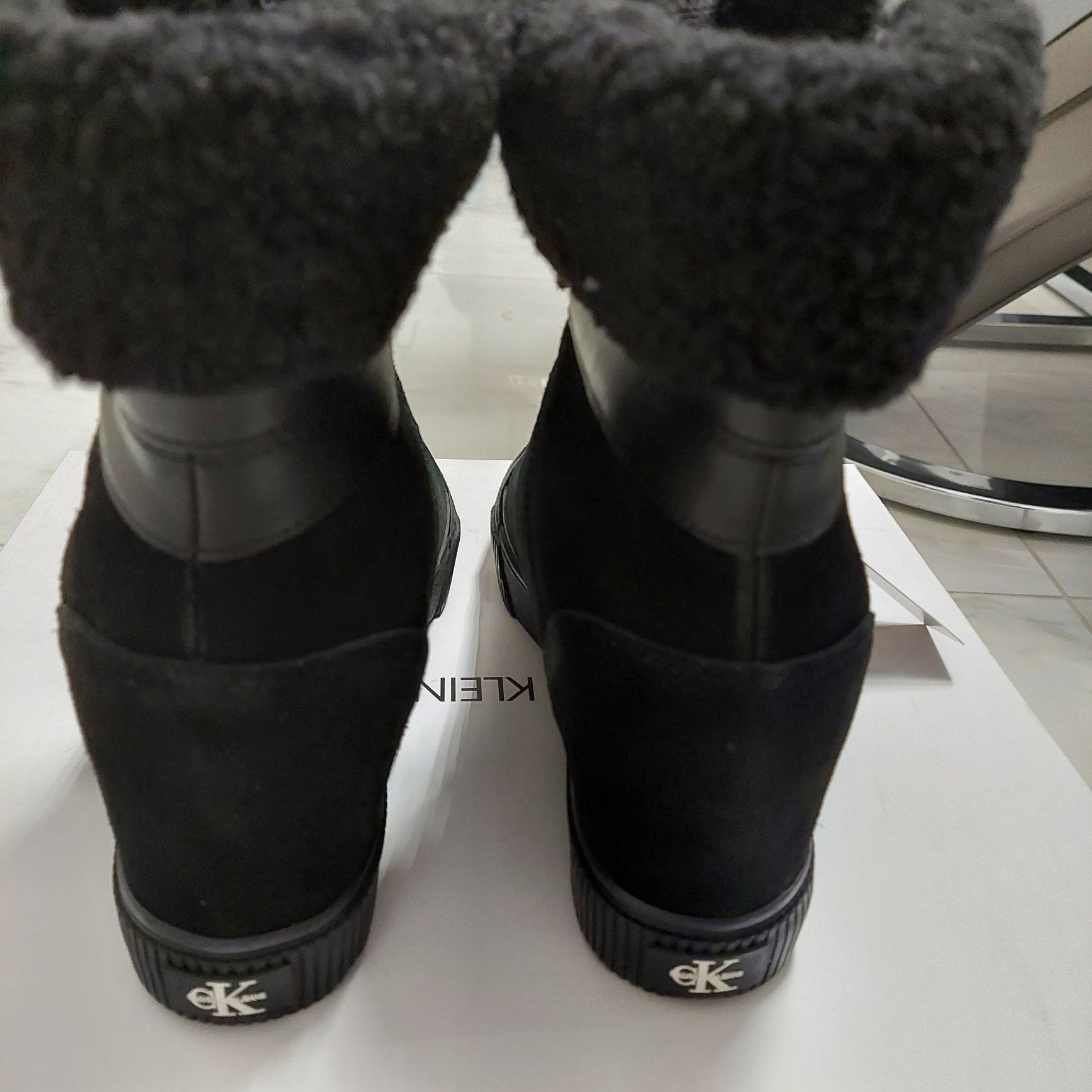 Ciepłe botki na koturnie Calvin Klein rozmiar 39
