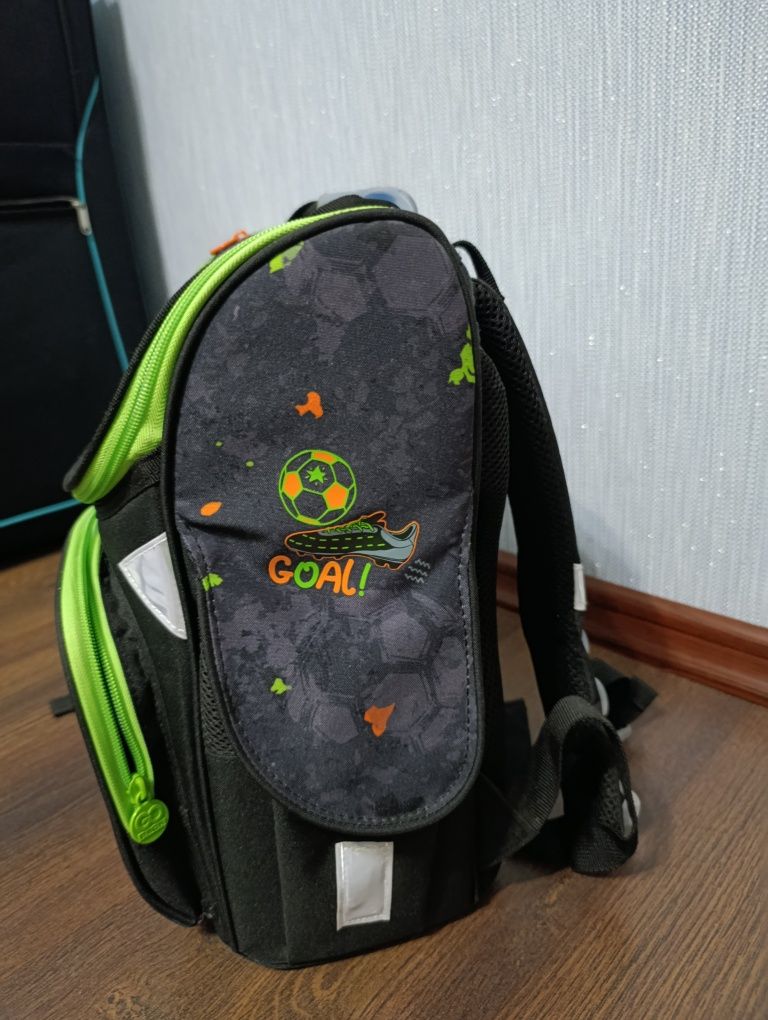 Продам шкільний портфель