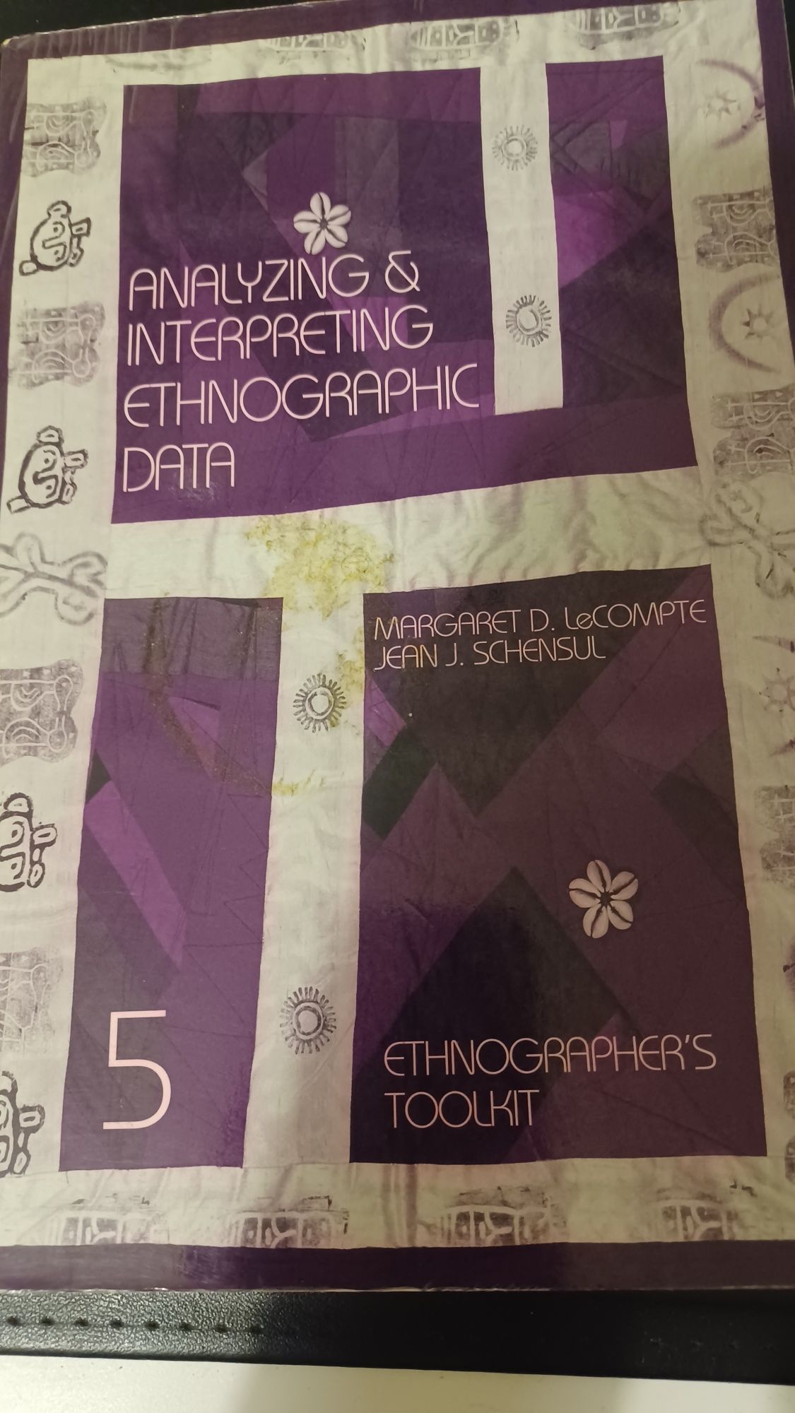 Livro "Analyzing & Interpreting ethnographic data" de Margaret D.
