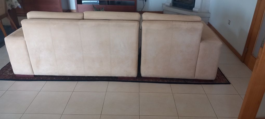 Sofá usado com chaise longue em pele de pêssego bege
