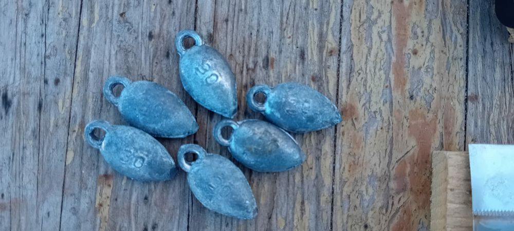 Conjunto anzóis, chumbadas, massa lubrificante para canas