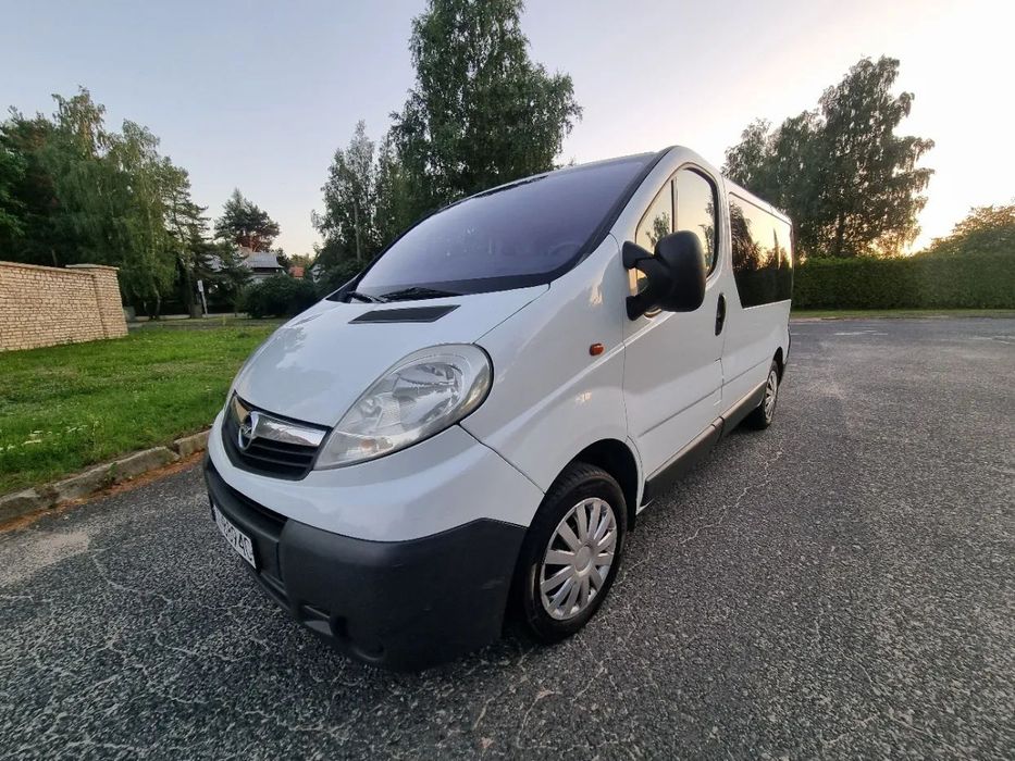 Opel Vivaro 9 osobowy z Klimatyzacją po serwisie tylne skrzydełka zadbany