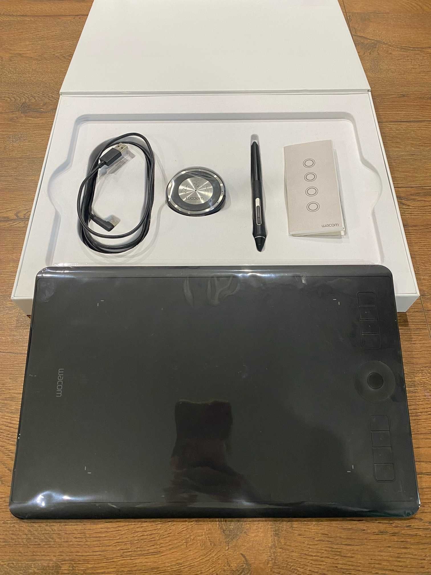 Tablet Graficzny Wacom Intous Pro M + Pro Pen i zestaw rysików