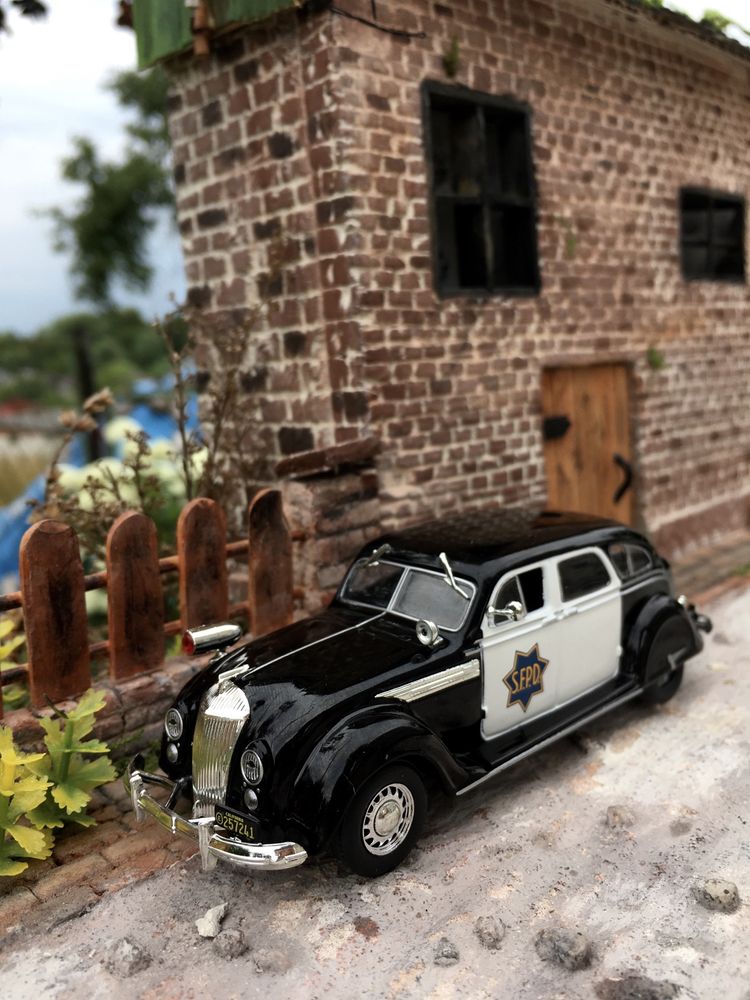 Czasopismo - CHRYSLER AIRFLOW-model,auta,wozy policyjne,kolekcja