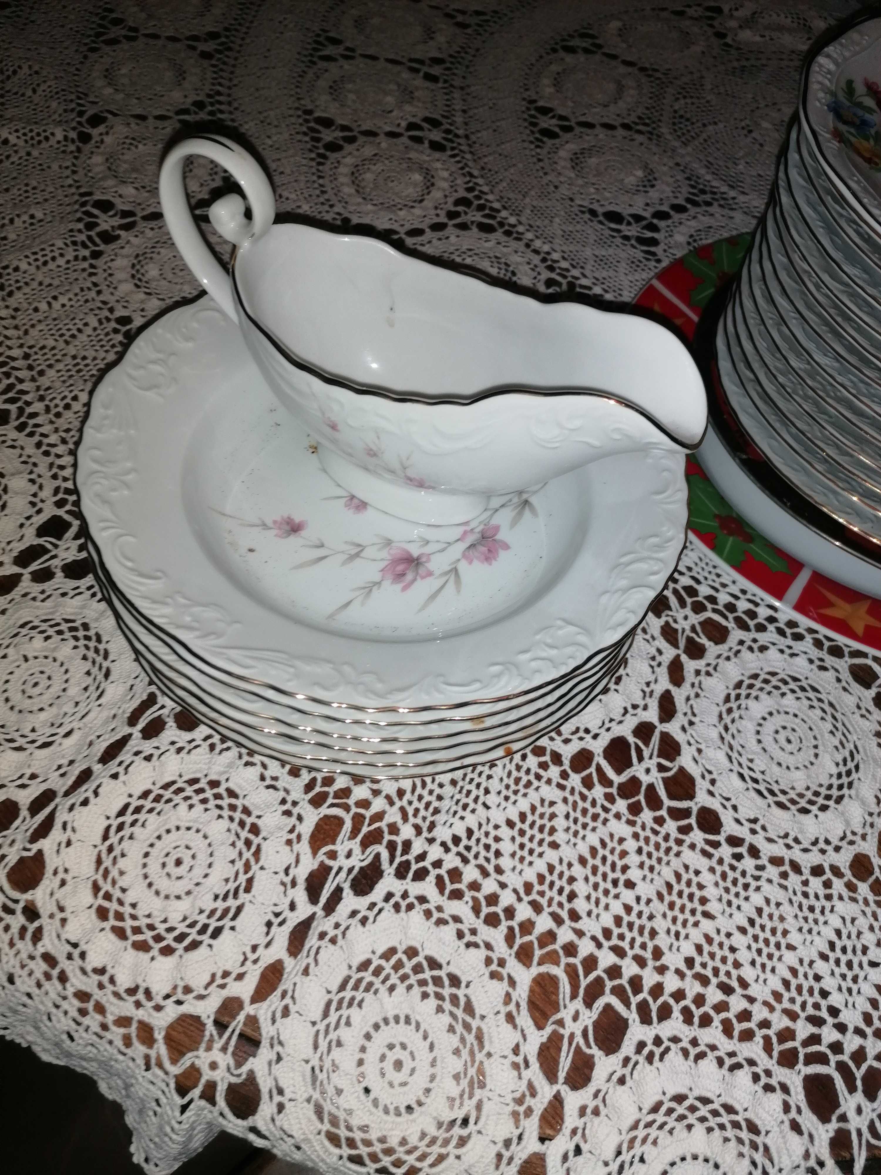 Conjunto de Louça Festiva com ornamentos de prata