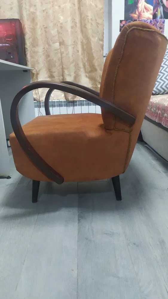 Очень мягкое кресло, деревянные подлокотники
