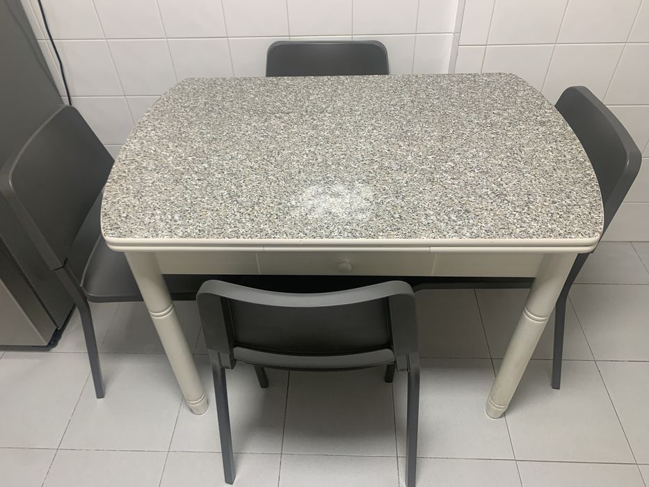 Mesa com quatro cadeiras