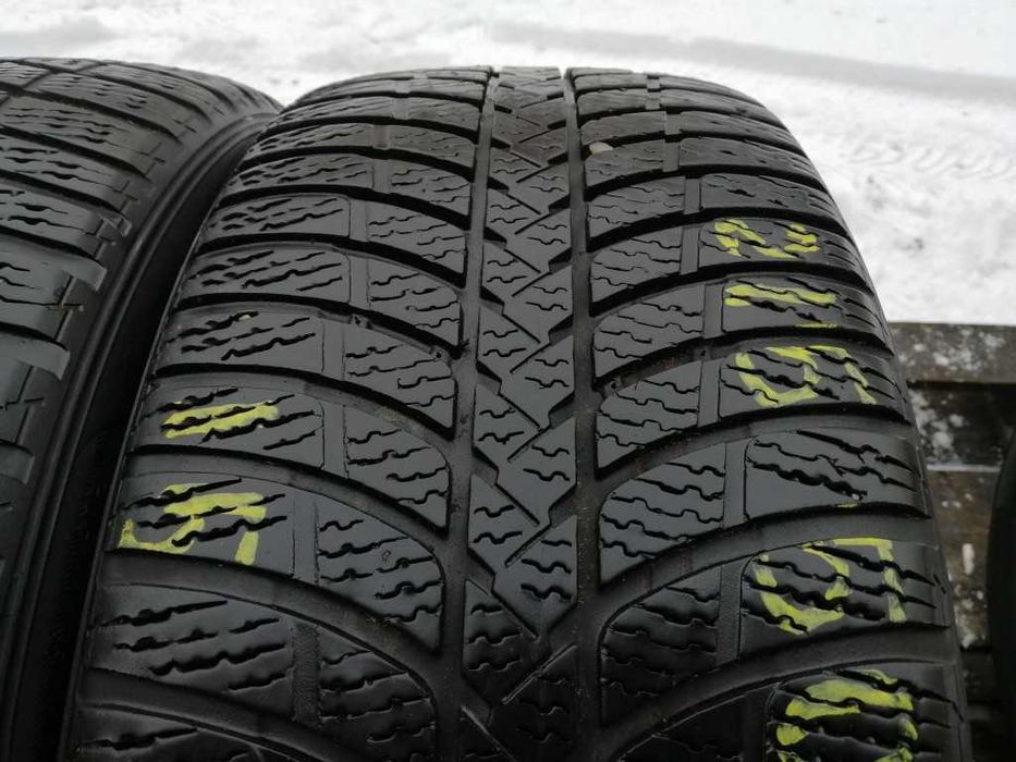 Kumho izen Kw23 215/50R17 95H шини бу зима 2 штуки