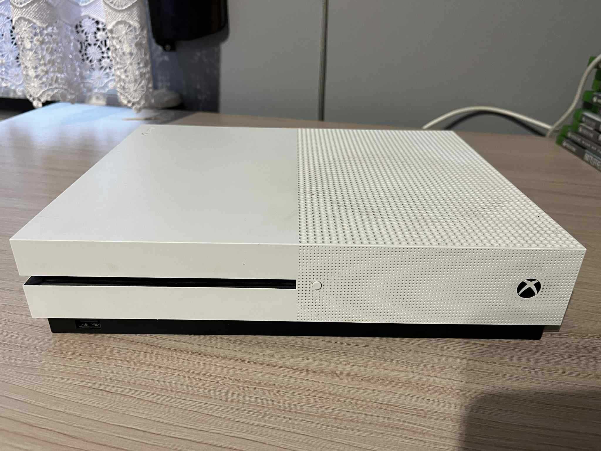 Sprzedam konsole XBOX ONE S 1TB + 2 PADY
