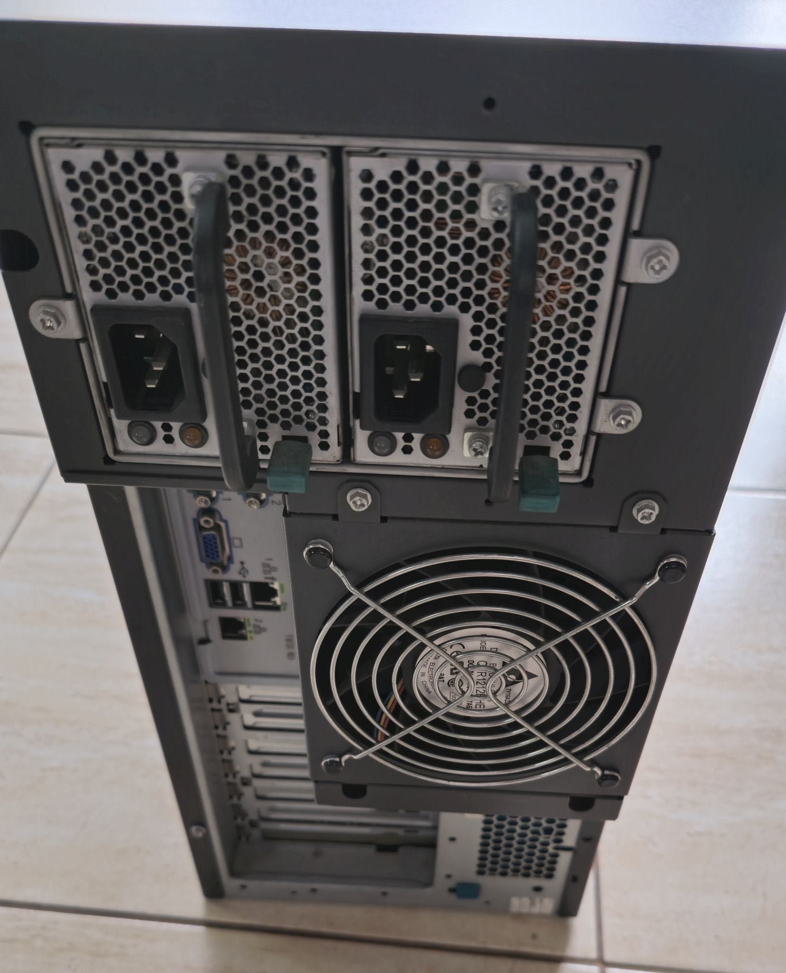 Serwer Fujitsu PRIMERGY TX200 S4 z 2 procesorami