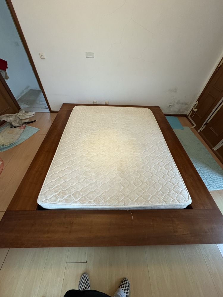 Cama tipo Japonesa + 2 mesas cabeceira