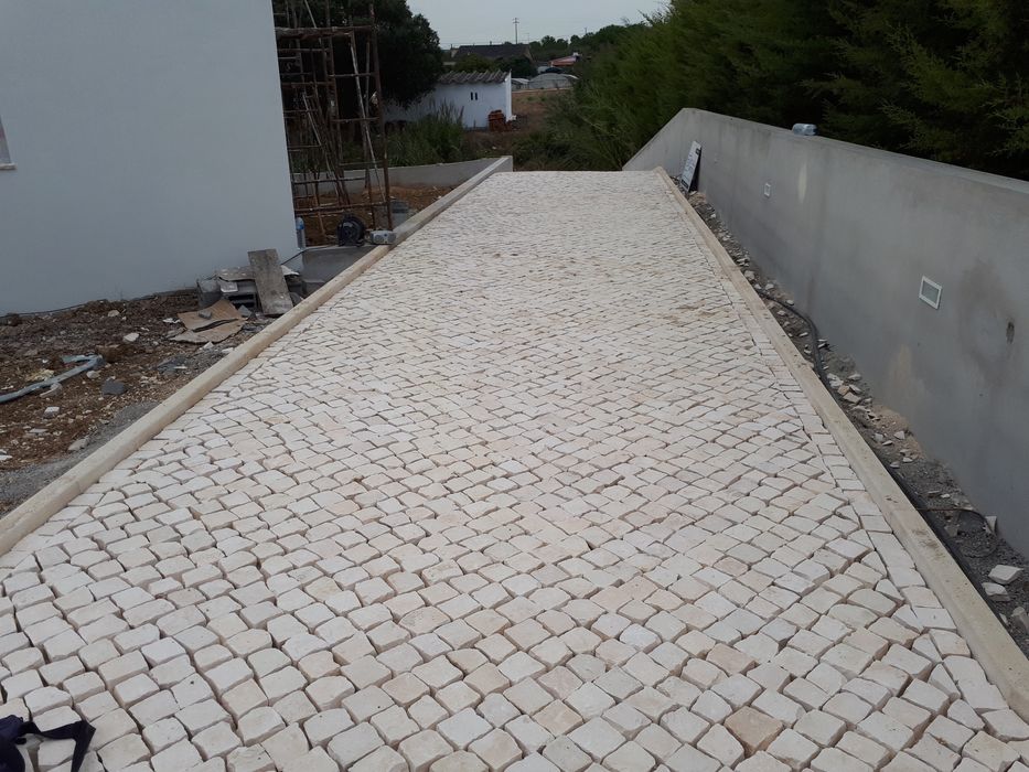 Calcada lancil pave e muros pedra