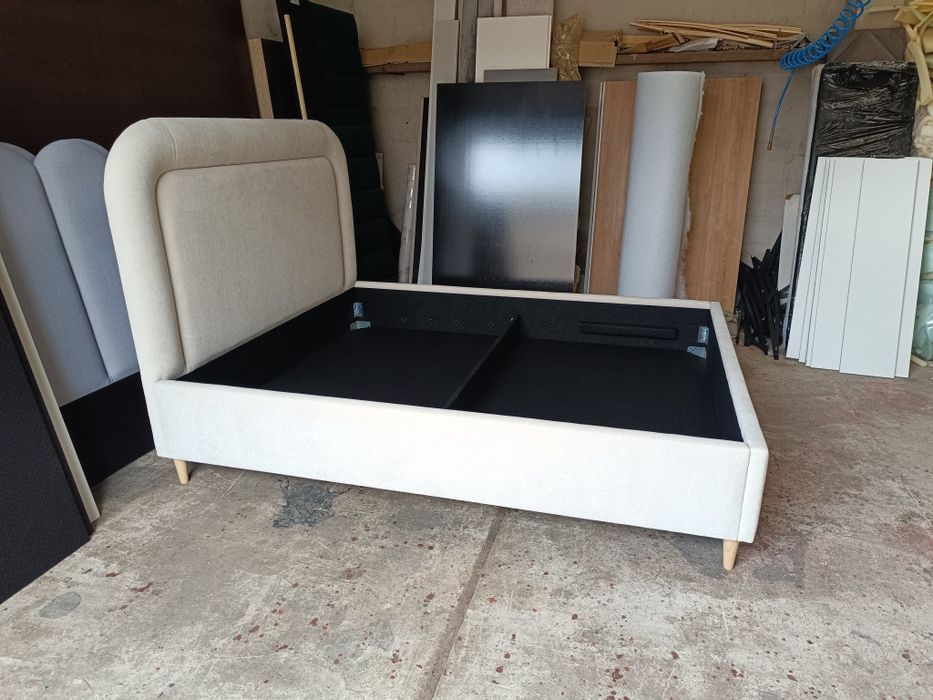 Łóżko tapicerowane na wymiar półokrągłe baranek boucle producent