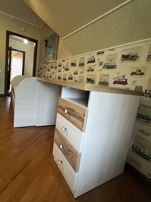 Ліжко, дитячі меблі, стіл (два ліжка і два столи)