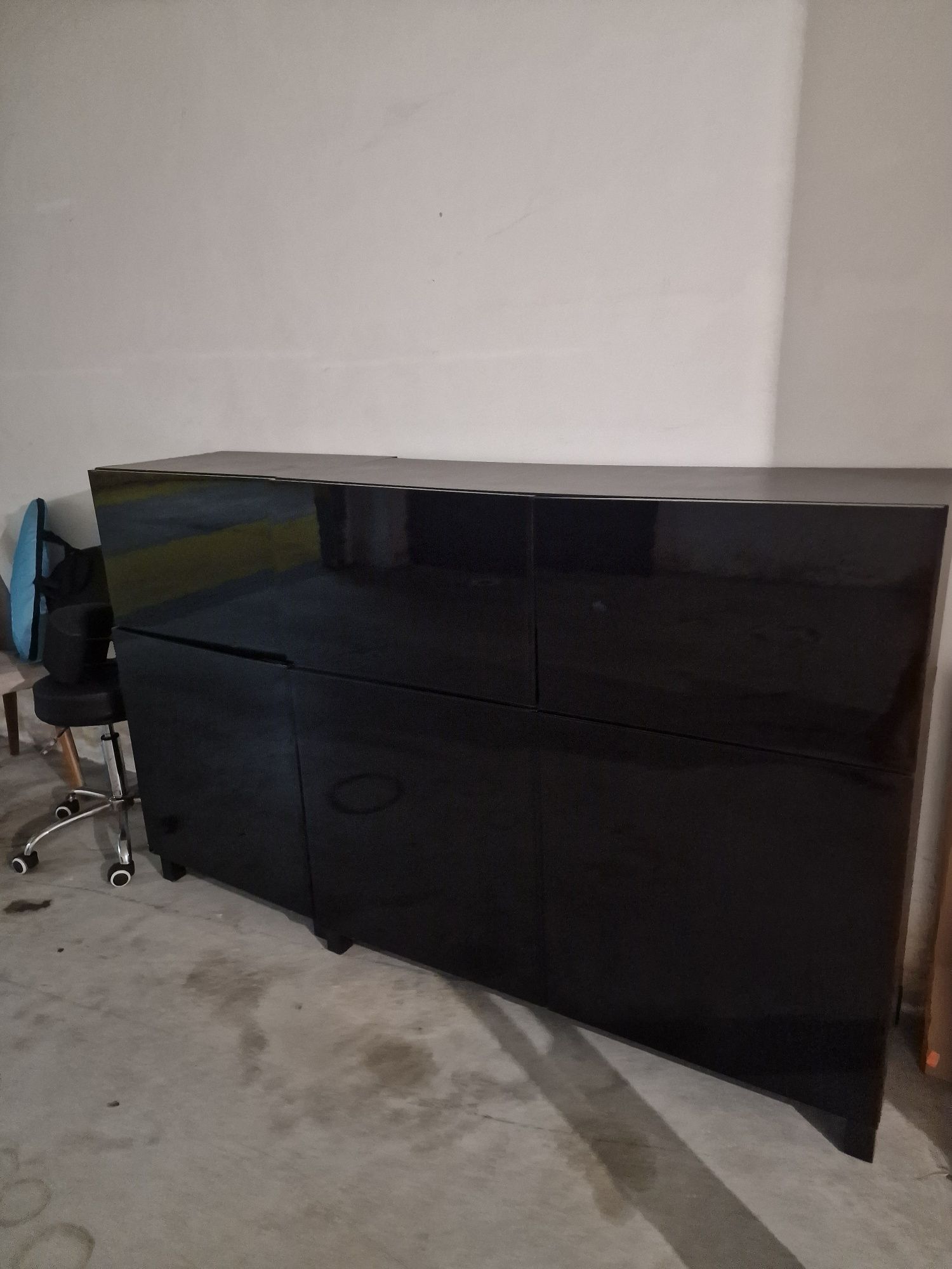Móvel preto para DOAR