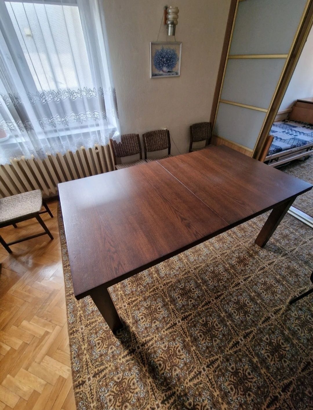 Solidny drewniany stół