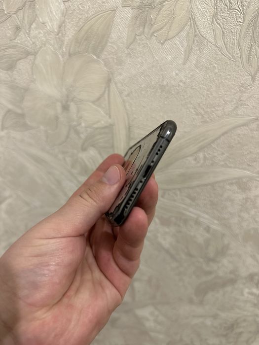 iPhone X 64g не вмикається