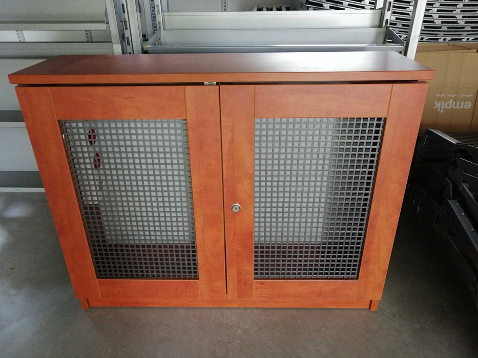 Szafka witryna w kolorze wiśniowym