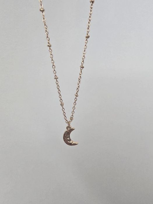 Colar dourado com lua