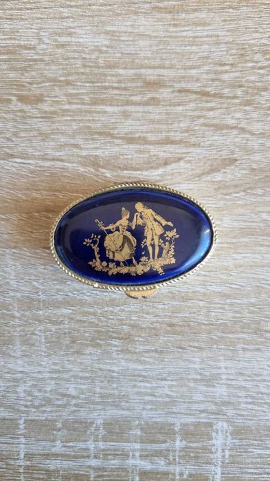 Caixa Decorativa Vintage Oval – Esmalte Azul e Relevo Metálico