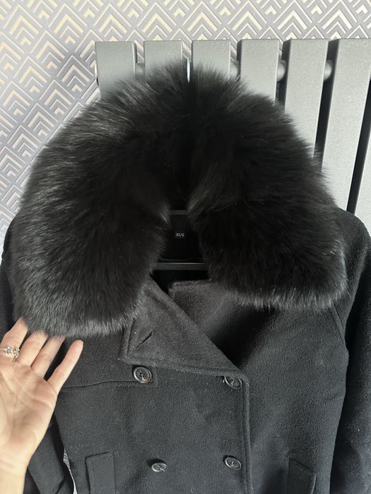 Wełniany trencz z kołnierzem z futra lisa