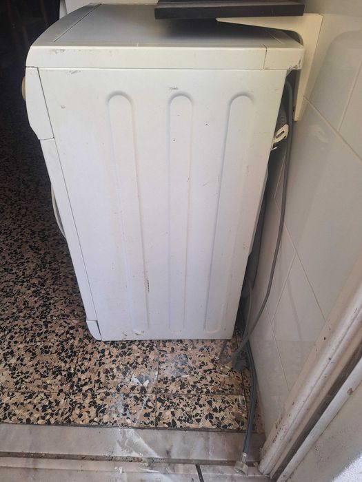 Máquina de lavar roupa Kunft com avaria